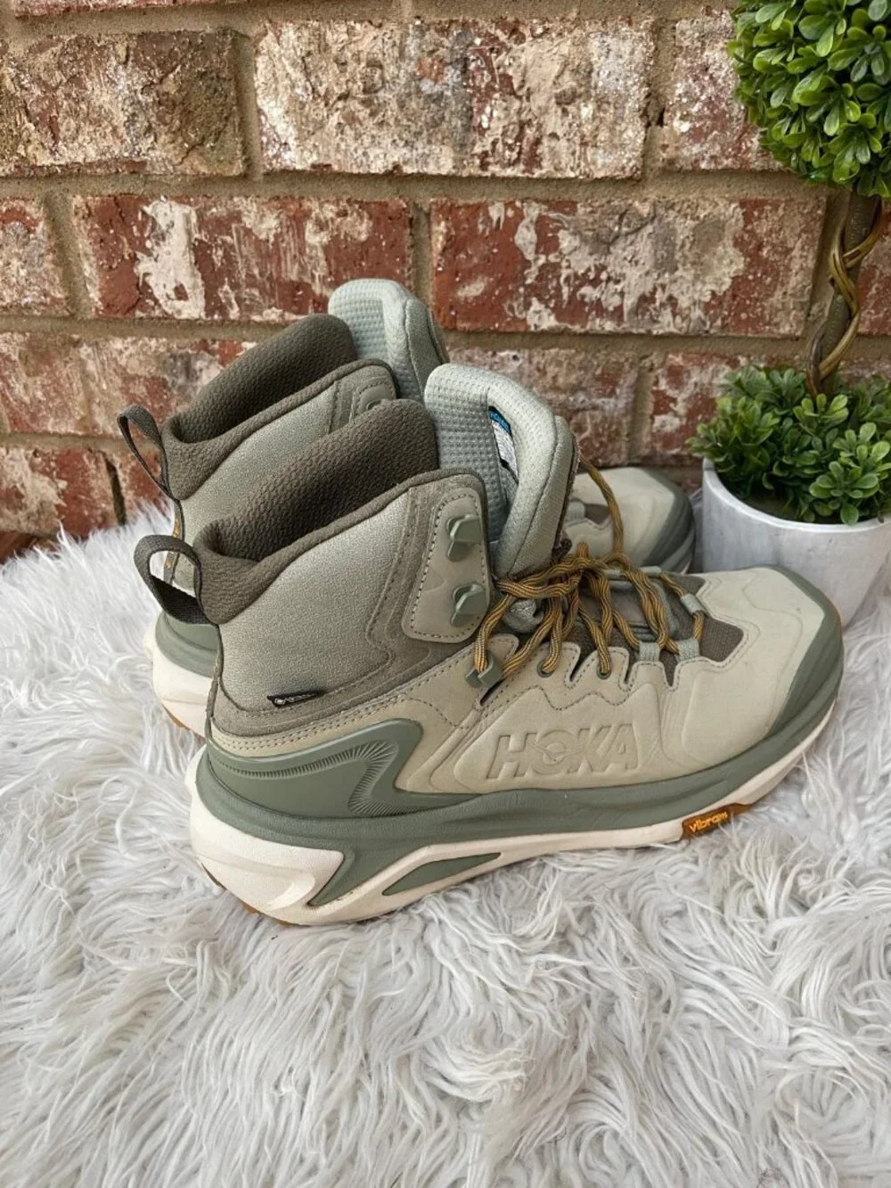 HOKA Kaha 3 GTX hiking boots in sea moss and oat milk color size 10D
